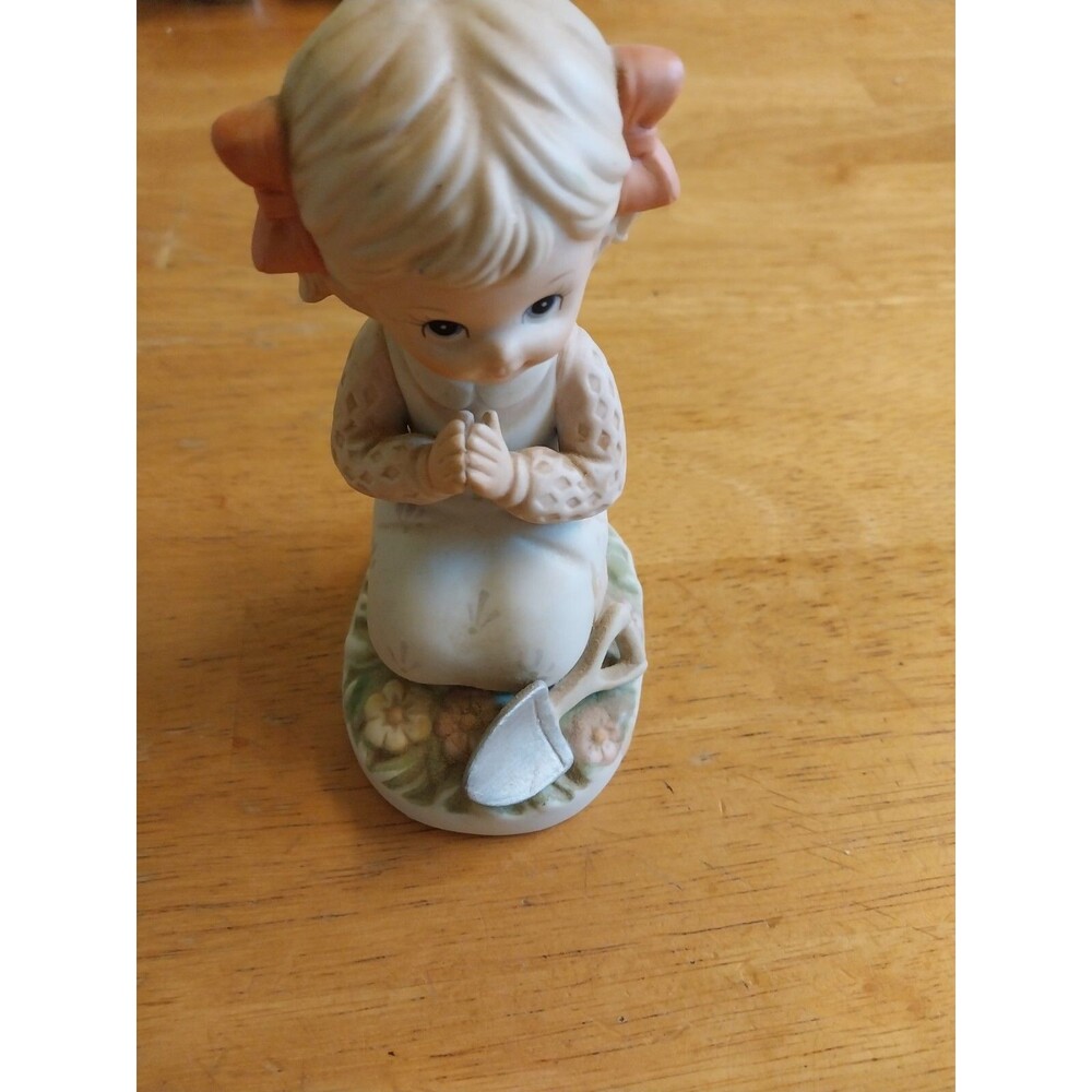 HOMCO PORCELAIN GIRL FIGURINE PRAYING IN THE GARDEN #1452